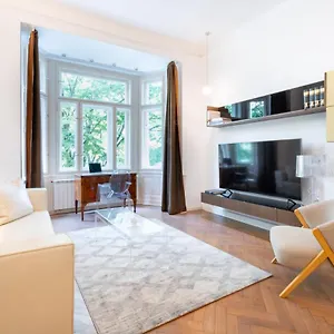 Appartement Elegant Paris Ave With A Terrace, Prague